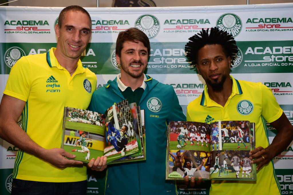Lançamento do livro Da Vitória à Conquista, na loja Academia Store da Rua Augusta, em São Paulo (SP). A  obra, do fotógrafo oficial do Palmeiras, Cesar Greco, mostra com detalhes os bastidores de todos os jogos do Verdão na conquista da Copa do Brasil 2015.Na foto, o fotografo Cesar Greco (c), com o jogador Zé Roberto (d) e o goleiro Fernando Prass (e),  do Palmeiras, durante a noite de autógrafos no lançamento do livro.