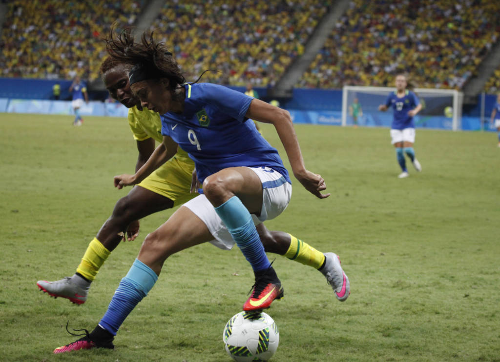 Andressa Alves, camisa 9 do Brasil, disputa bola com defensora da África do Sul, em partida da primeira fase do Rio 2016 (RAPHAEL ALVES/AFP)