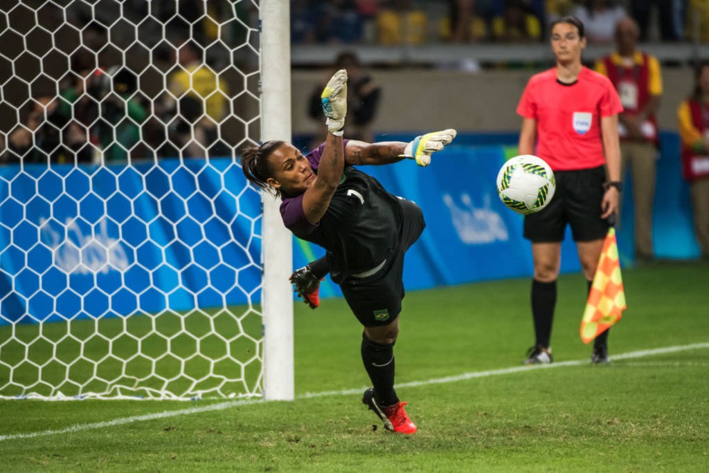 A goleira Bárbara realizou duas defesas nos pênaltis e levou o Brasil às semis do Rio 2016 (Foto: Gustavo Andrade/AFP)