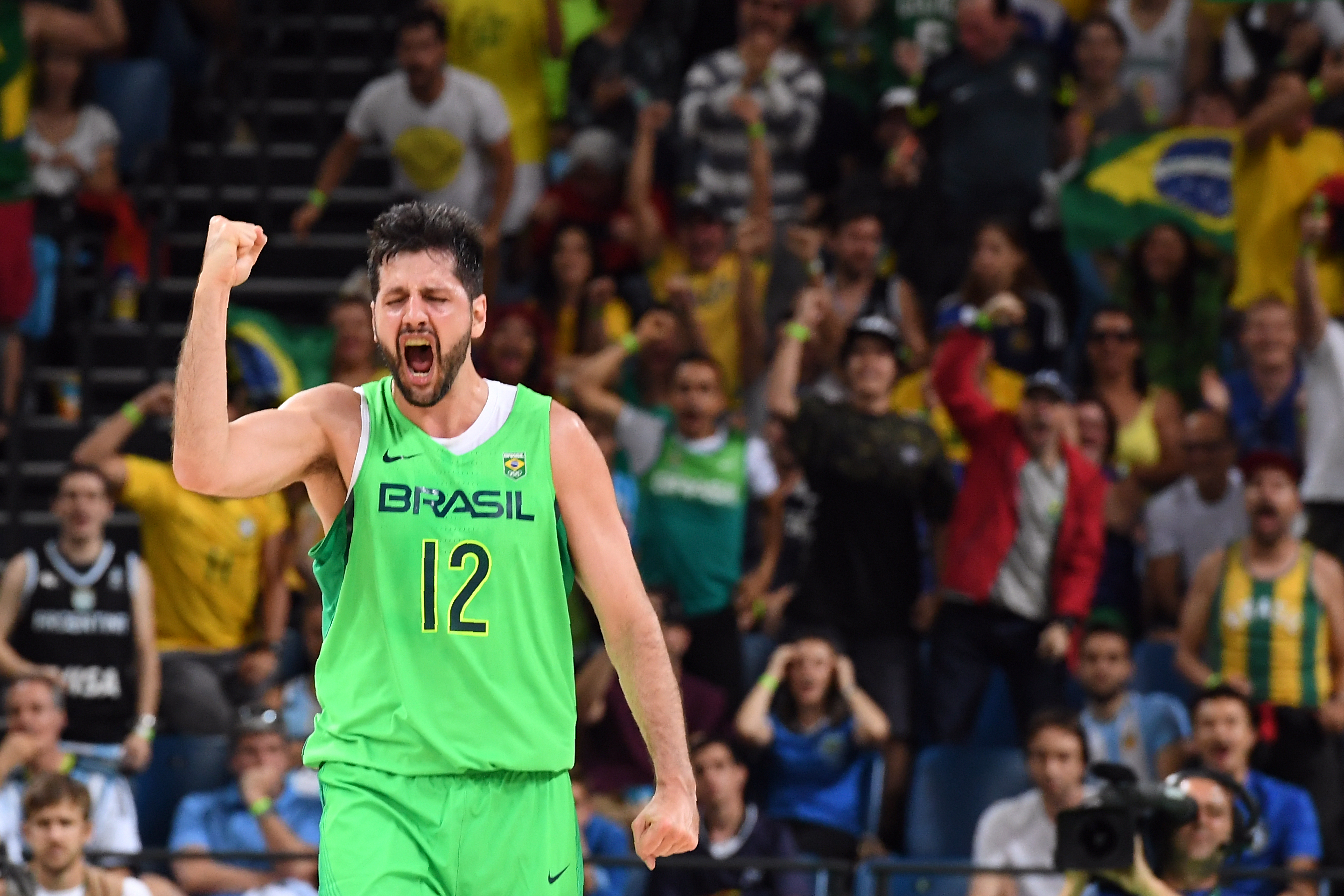 Giovannoni saiu bem do banco e melhorou o jogo do Brasil (Foto: Mark Ralston/AFP)