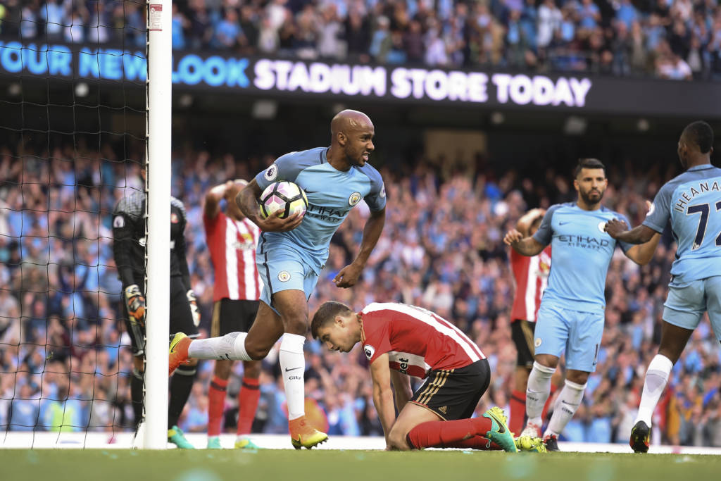 O zagueiro Paddy McNair lamenta o gol contra, enquanto Fabian Delph comemora o gol da vitória (Foto: Paul Ellis/AFP)