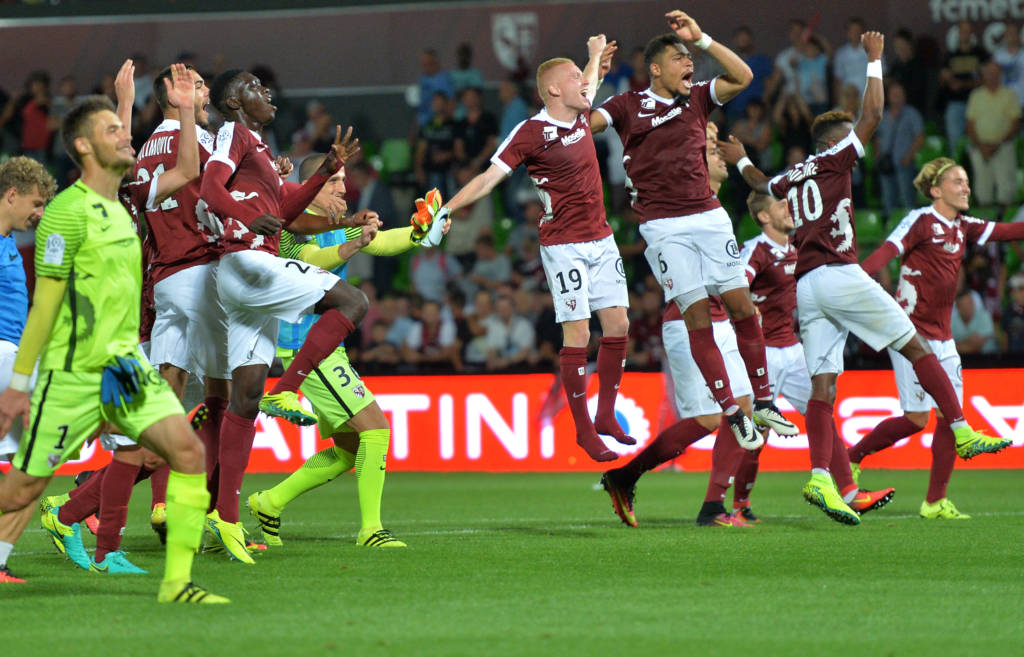 Jogadores do Metz comemoram a estreia com vitória no Campeonato Francês (Foto: Patrick Hertzog/AFP)
