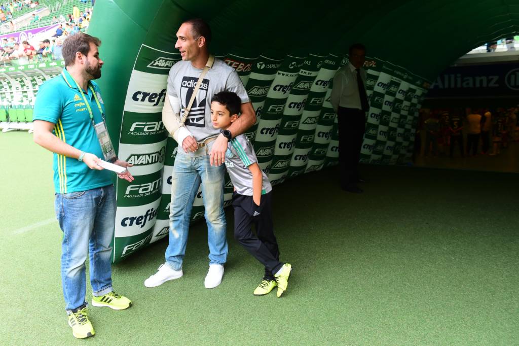 Fernando Prass, goleiro do Palmeiras, que se trata de contusão no cotovelo, na Arena Allianz Parque, na Zona Oeste de São Paulo, durante a partida contra o Vitória, válida pela décima nona rodada do Campeonato Brasileiro 2016.