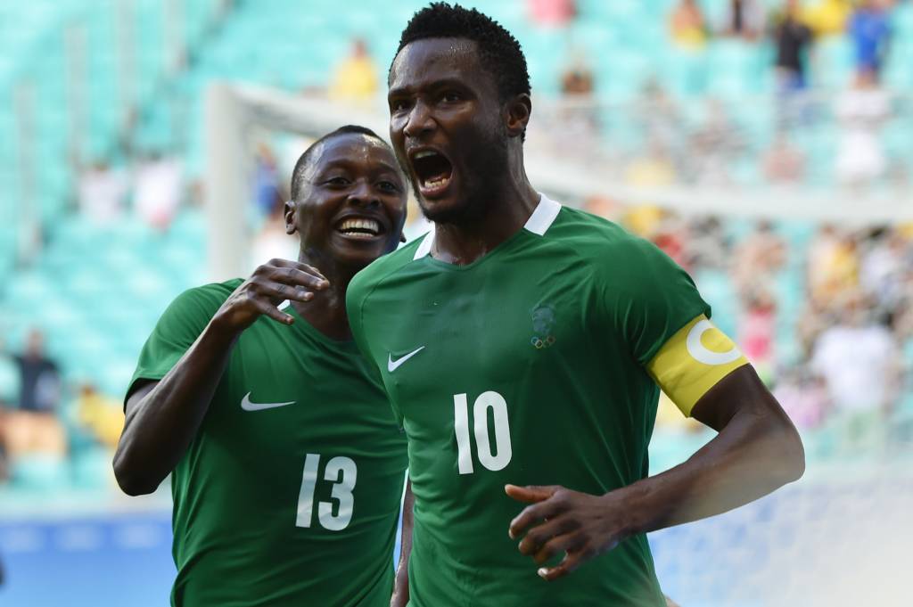John Obi Mikel, jogador de 29 anos do Chelsea, foi o nome do jogo com um gol e uma assistência (Foto: Nelson Almeida/AFP)