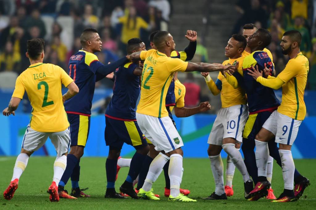 Neymar, jogador da Selecao Brasileira de Futebol, se envolve em confusão durante partida contra  Colombia na na zona Leste da capital paulista. 13/08/2016, Foto: Djalma Vassao/Gazeta Press