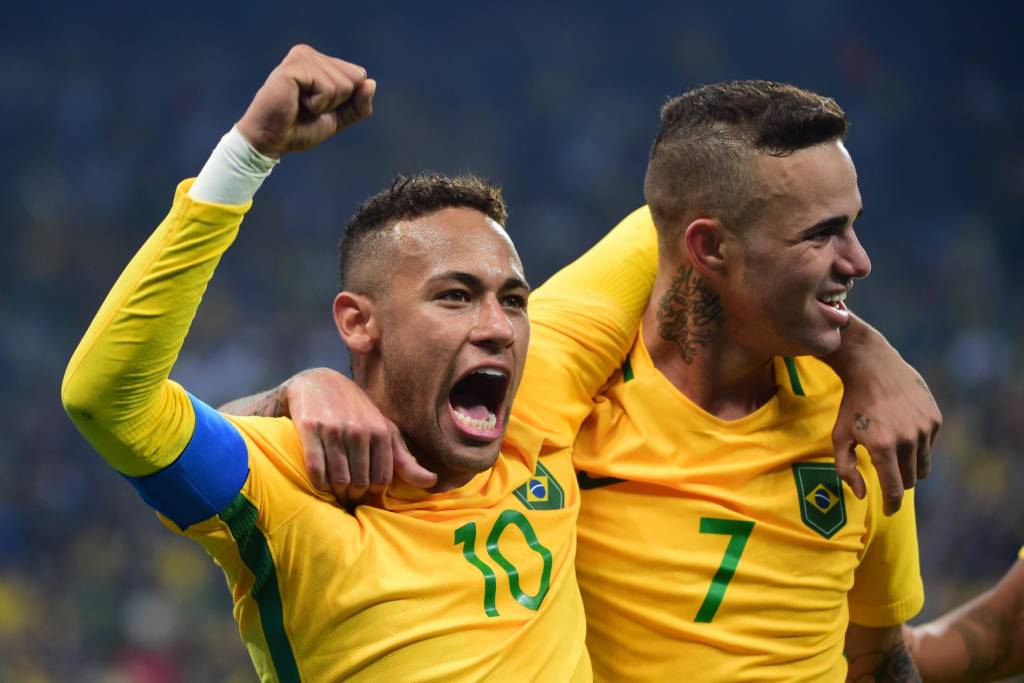 Neymar e Luan, jogador da Selecao Brasileira de Futebol, durante partida contra Colombia na na zona Leste da capital paulista. 13/08/2016, Foto: Djalma Vassao/Gazeta Press