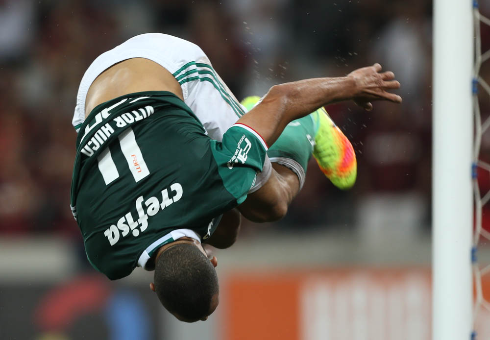 O jogador Vitor Hugo, da SE Palmeiras, comemora seu gol contra a equipe do C Atlético Paranaense, durante partida válida pela vigésima rodada, do Campeonato Brasileiro, Série A, na Arena da Baixada.