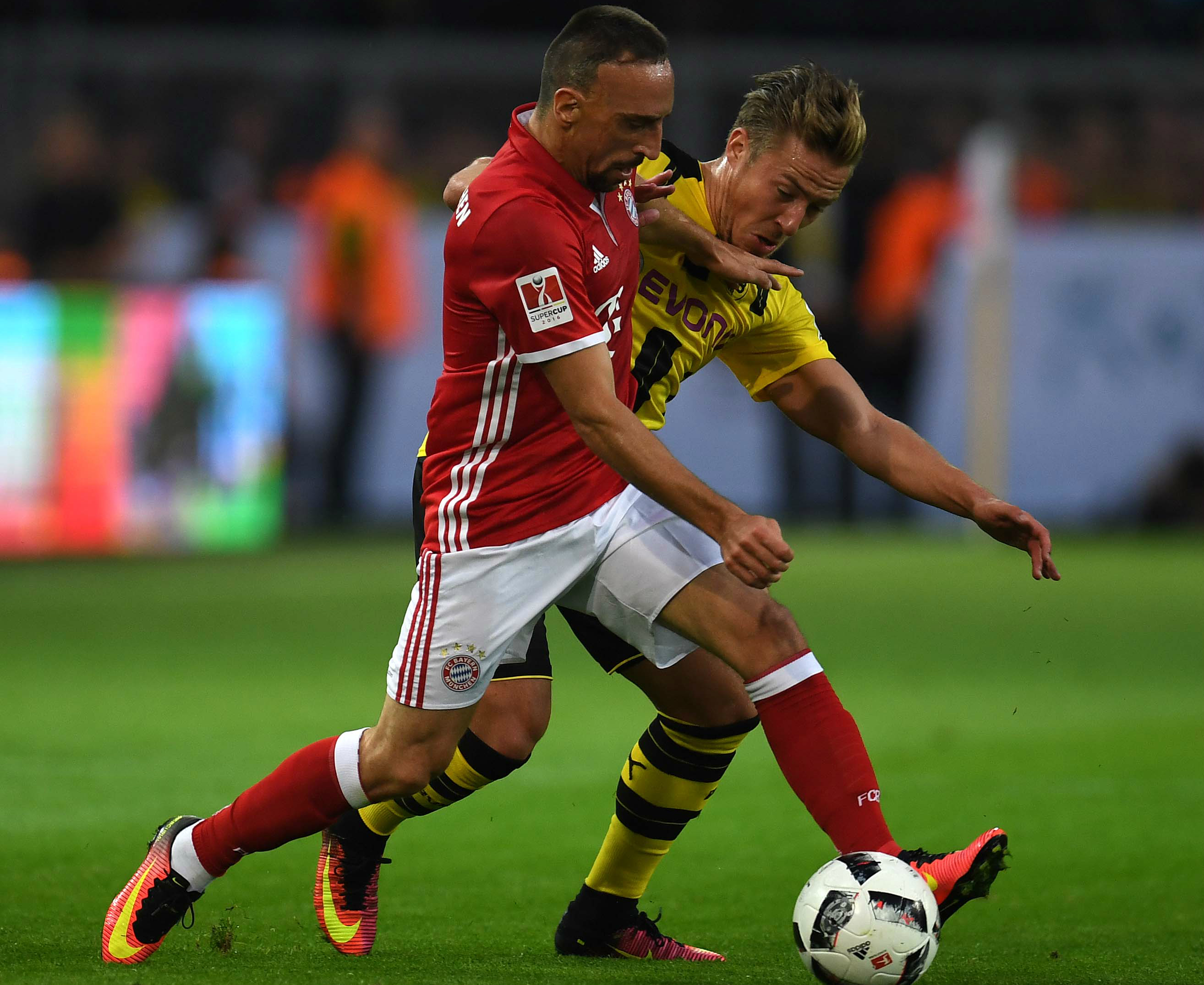 Ribery e Passlack tiveram um desentendimento no primeiro tempo (Foto: Patrik Stollarz/AFP)