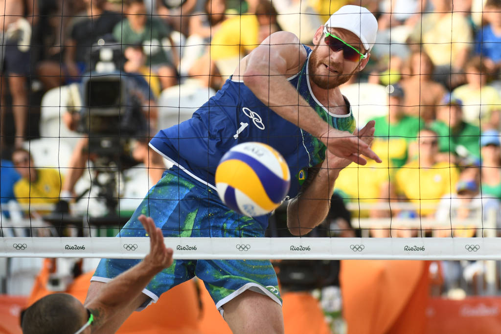Alison e Bruno seguem na luta pelo ouro (Foto: Leon Neal/AFP) 