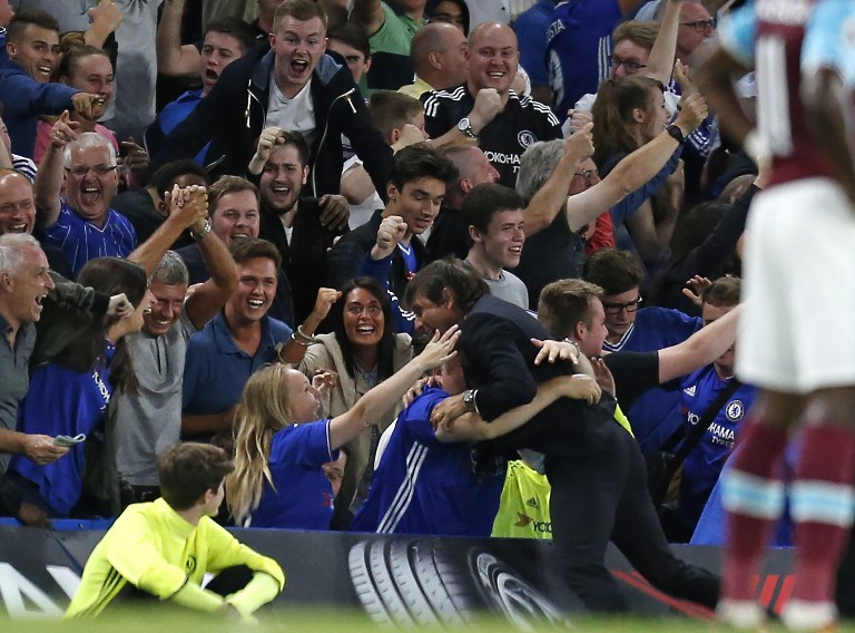 Em sua estreia em jogos oficiais, Antonio Conte comemorou gol da vitória com a torcida (Foto: Ian Kington/AFP)