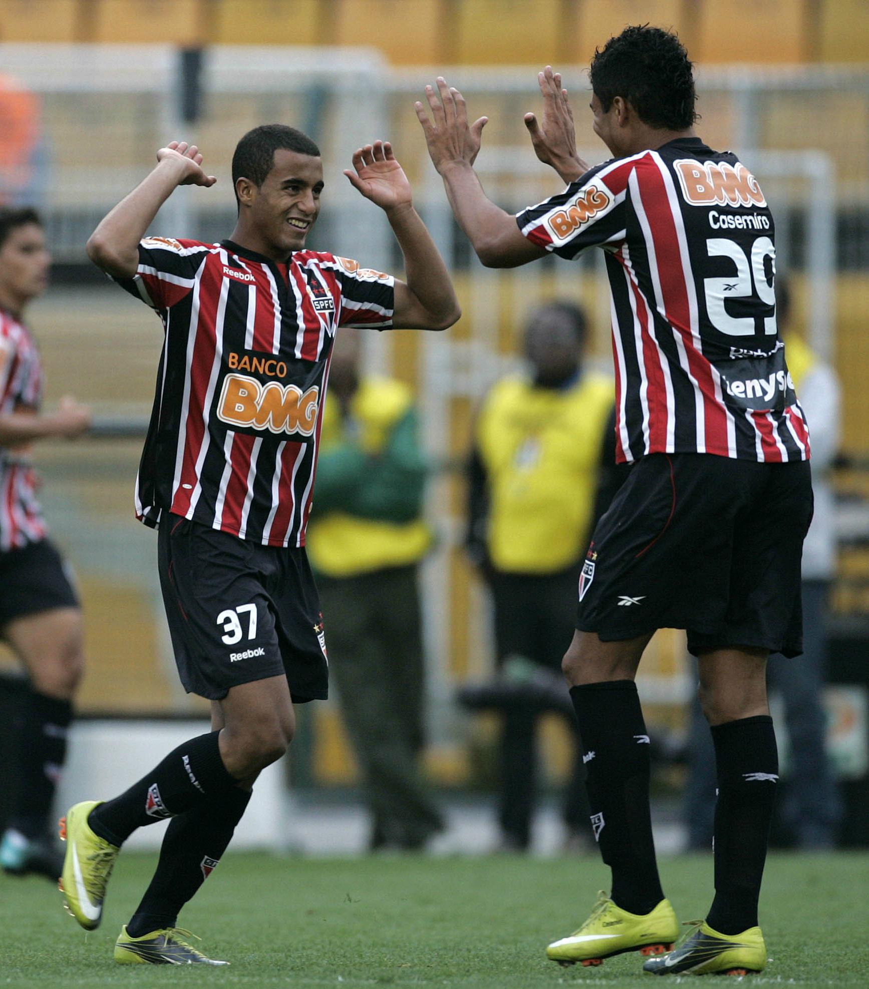 Sob o comando de Ricardo Gomes, Lucas e Casemiro foram integrados ao elenco principal do clube (Foto: Sergio Barzaghi/Gazeta Press)