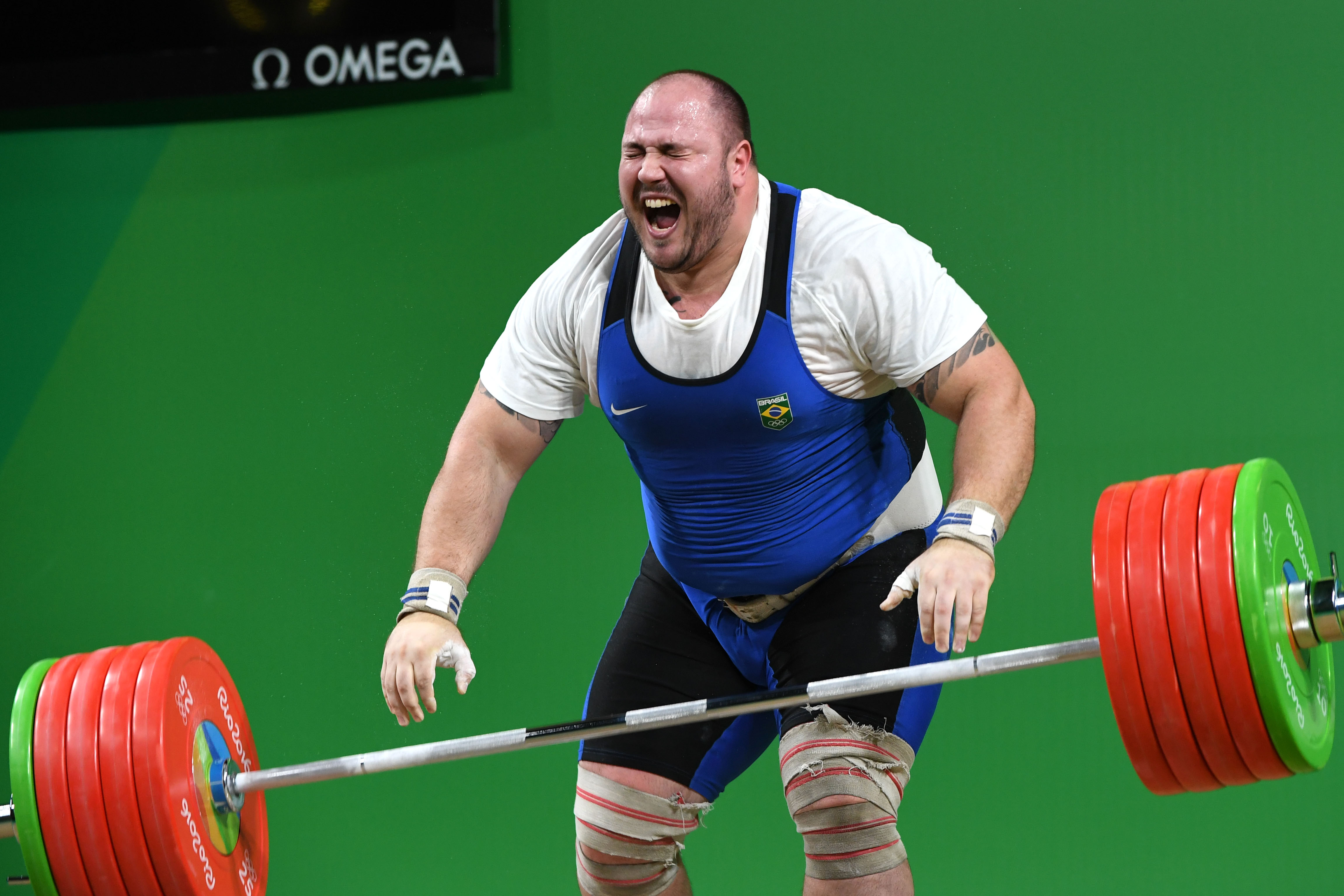 Brasileiro surpreende na final do halterofilismo ( Foto: Goh Chai Hin / AFP)