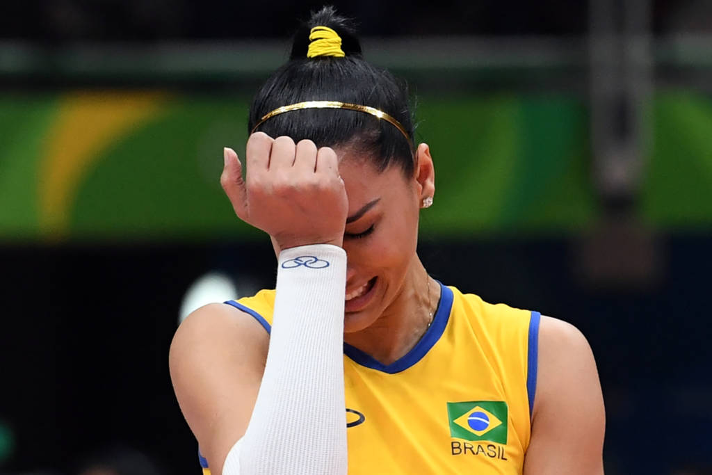 A ponteira Jaqueline também sentiu a dor da derrota nos Jogos em seu País (Foto: Kirill Kudryavtsev/AFP)