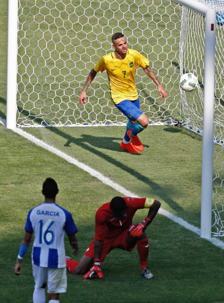 Luan foi parar dentro do gol ao deixar a sua marca na semifinal dos Jogos (foto: Odd Andersen/AFP