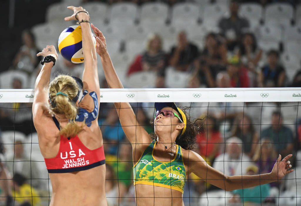 Larissa e Talita chegaram perto do pódio, mas terminaram em quarto lugar (Foto: Leon Neal/AFP)