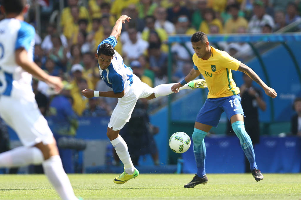 Caçado pelos hondurenhos, Neymar assustou em cobranças de falta e fez dois gols (foto: Lucas Figueiredo/Mowa Press)
