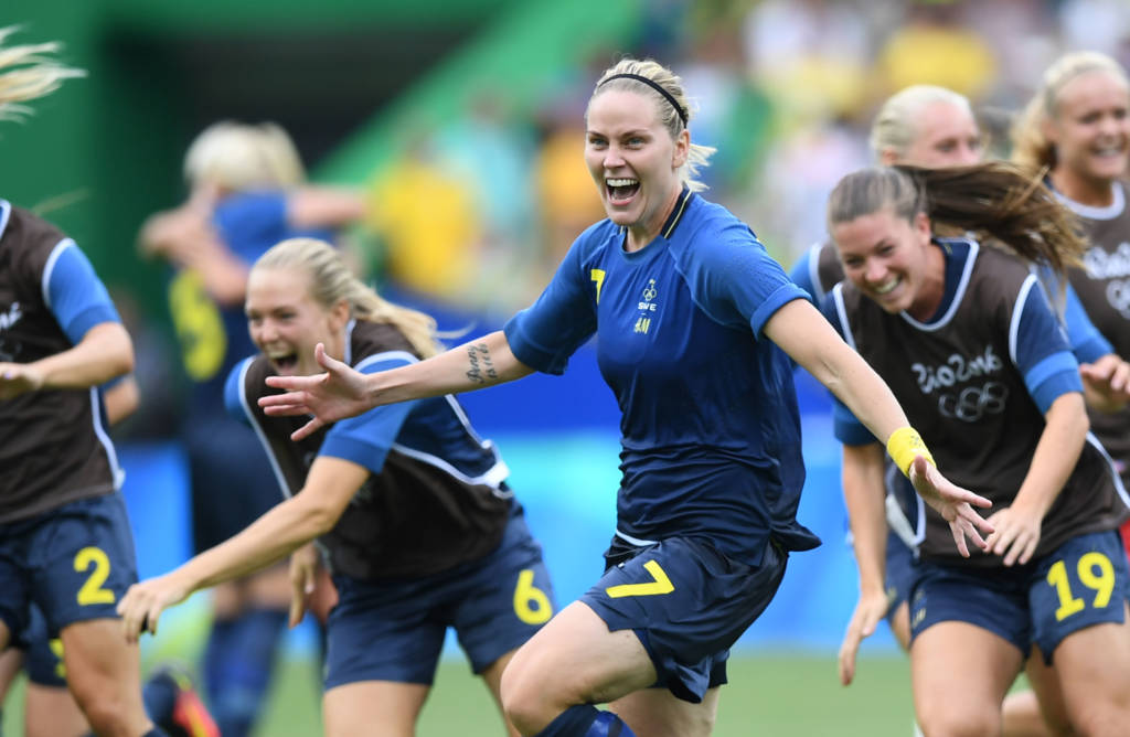 Swedish striker Lisa Dahlkvist celebrates after her winning penalty goal during the Brazil vs Sweden game at the Maracana stadium during the Rio 2016 Olympic Games football tournament on August 16, 2016.  / AFP PHOTO / Martin BERNETTI