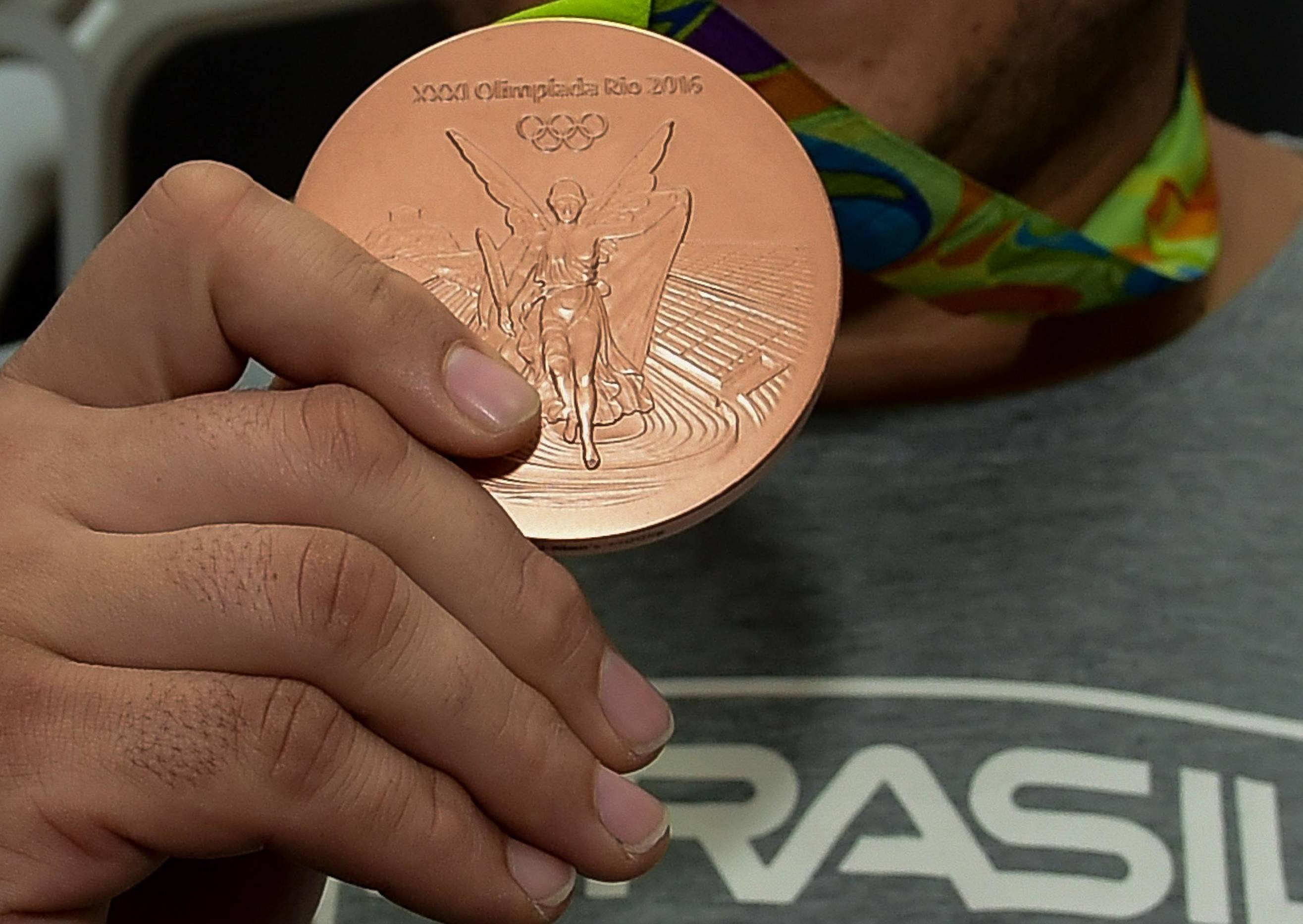 O judoca Rafael Silva, medalha de bronze nas Olimpíadas do Rio de Janeiro 2016, durante visita ao edifício da Fundação Cásper Líbero, em São Paulo.