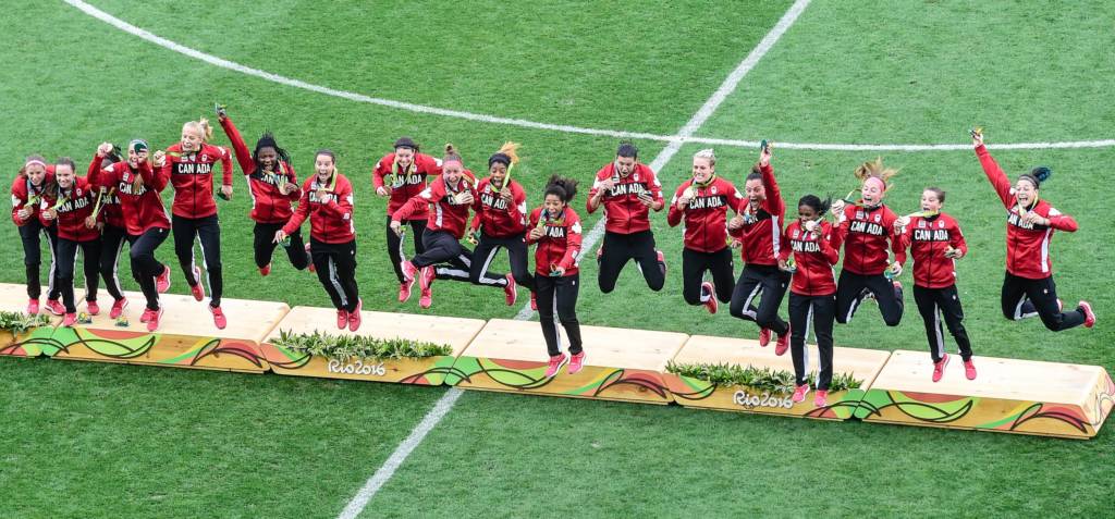 Medalhistas de bronze vibraram muito e receberam aplausos no pódio (foto: Fernando Dantas/Gazeta Press)
