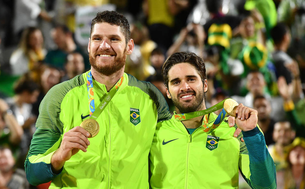 Alison e Bruno Schmidt  conquistaram o ouro no vôlei de praia. (Foto: Leon Neal/AFP)