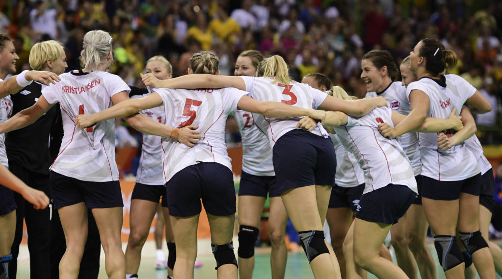 Norwegian players celebrate their victory at the end of the women's Bronze Medal handball match Netherlands vs Norway for the Rio 2016 Olympics Games at the Future Arena in Rio on August 20, 2016. / AFP PHOTO / JAVIER SORIANO
