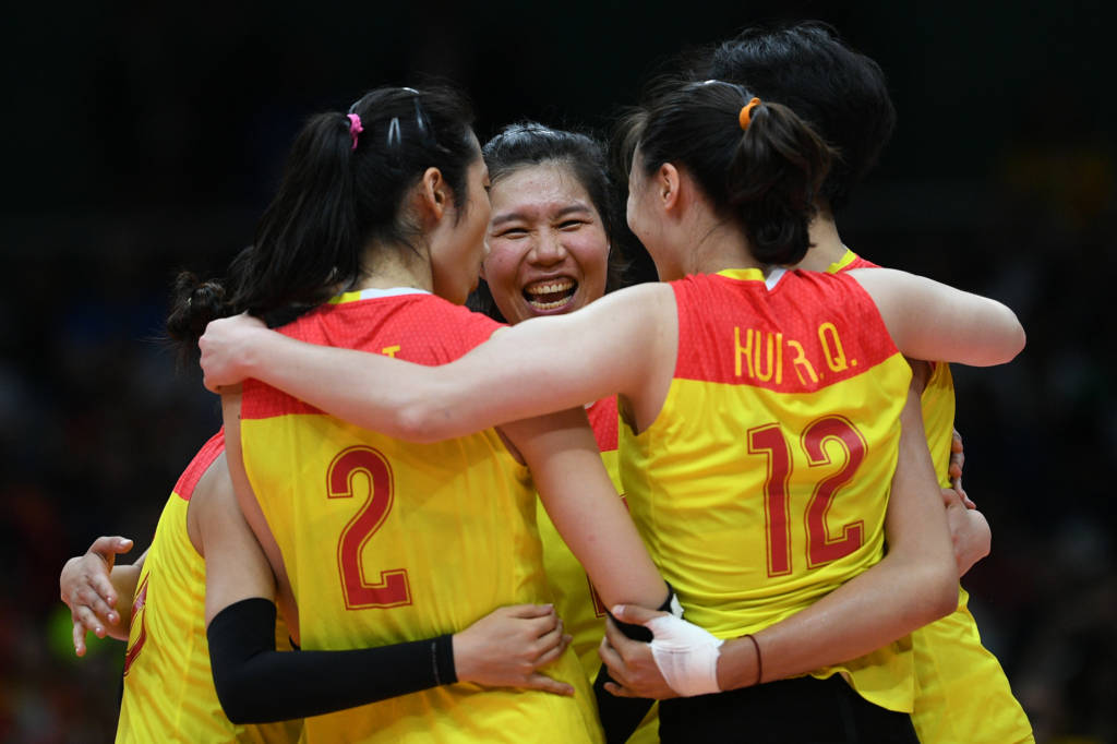 Chinesas comemora o tricampeonato olímpico ao derrotarem a Sérvia na final (Foto: Johannes Eisele/AFP)