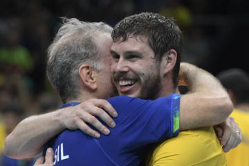 Bernardinho e o filho Bruninho se abraçam ao final do grande duelo (Foto: Juan Mabromata/AFP)