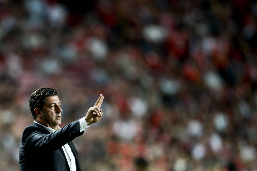 Benfica's head coach Rui Vitoria gestures from the sideline during the Portuguese league football match SL Benfica vs Vitoria FC at the Luz stadium in Lisbon on August 21, 2016. / AFP PHOTO / PATRICIA DE MELO MOREIRA