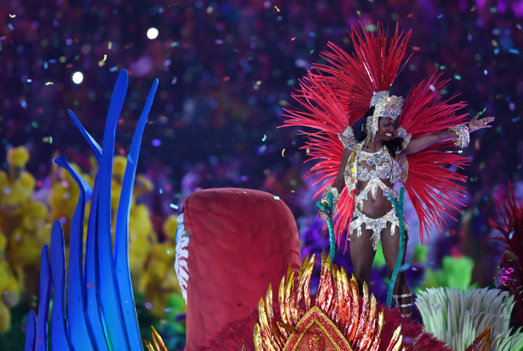 Escolas de samba fecharam a cerimônia de encerramento do Rio 2016 (Foto:Ed Jones/AFP)