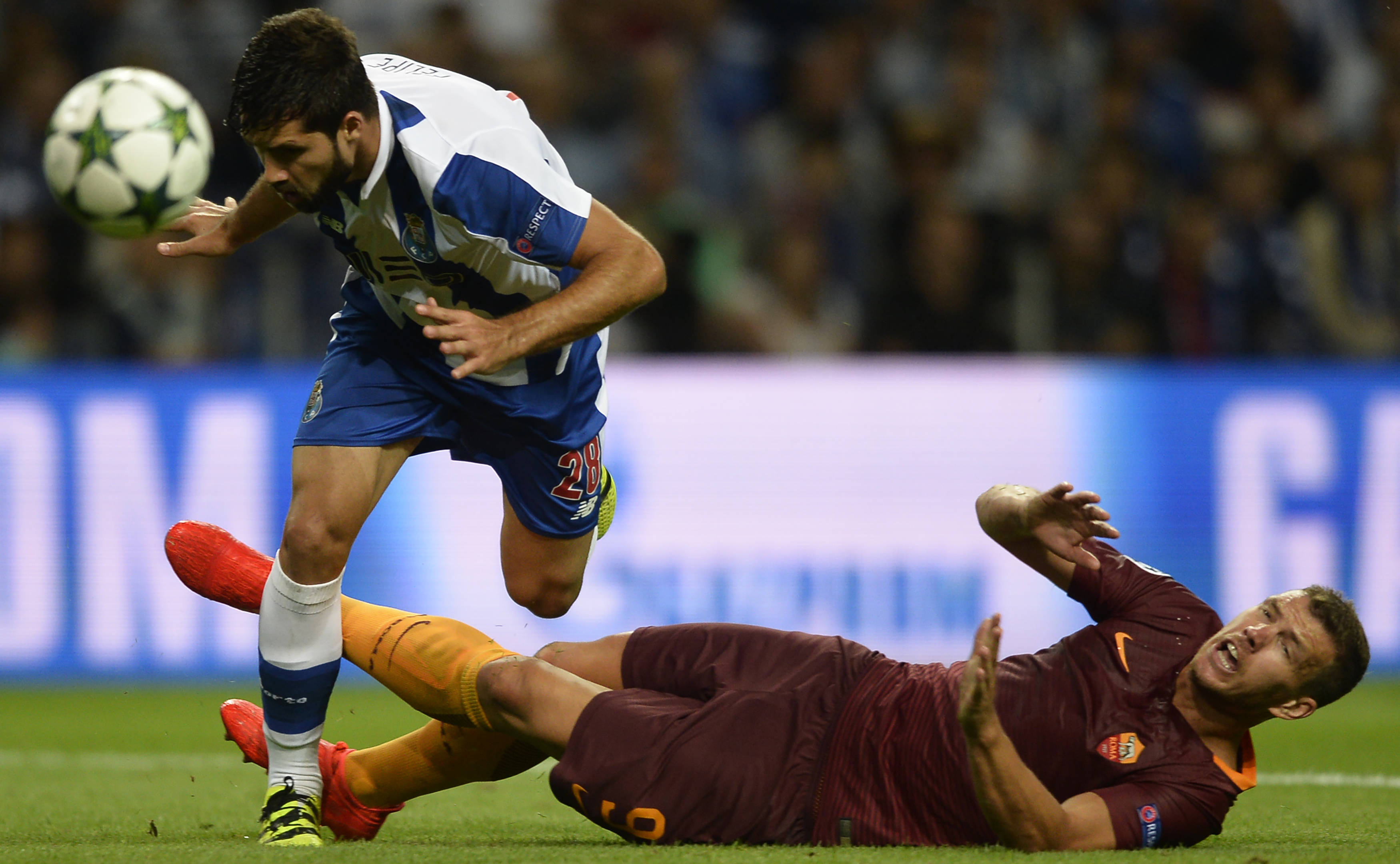 Na primeira partida, o zagueiro Felipe acabou marcando um gol contra (Foto: AFP)