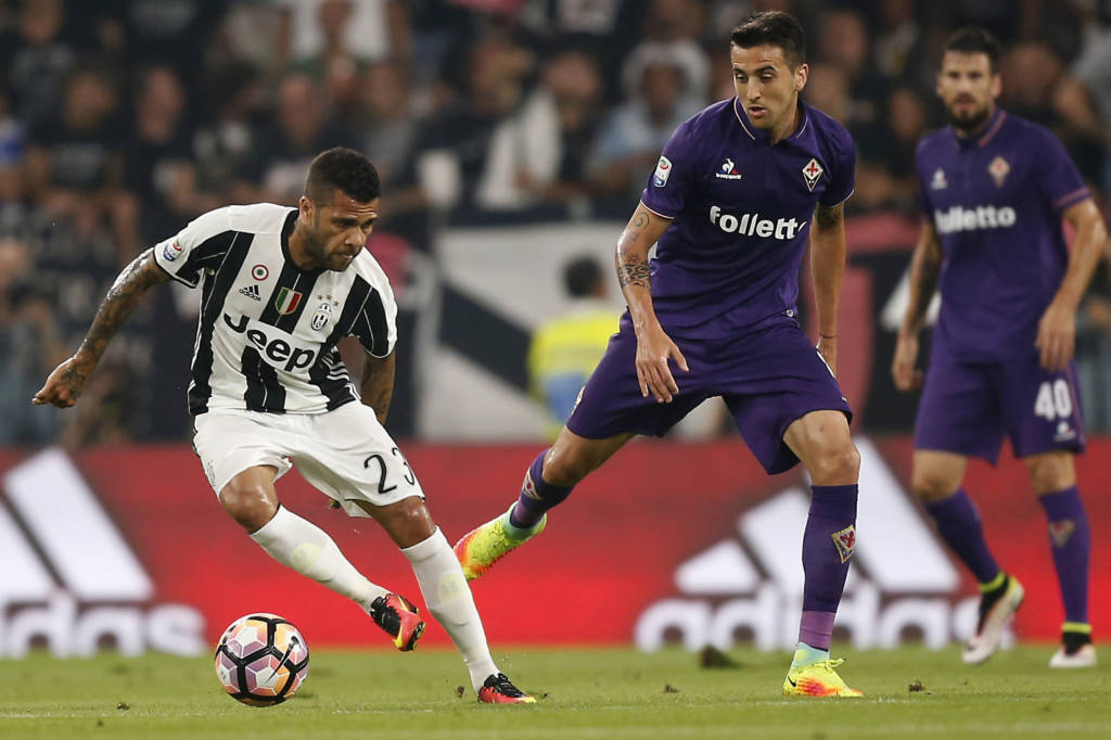 Dani Alves estreou no Campeonato Italiano neste sábado, contra a Fiorentina (Foto: Marco Bertorello/AFP)