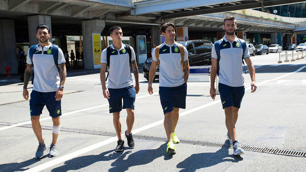 Pato, com seus companheiros de equipe, já estão na França para enfrentar o Monaco (Foto: Divulgação/Villarreal)