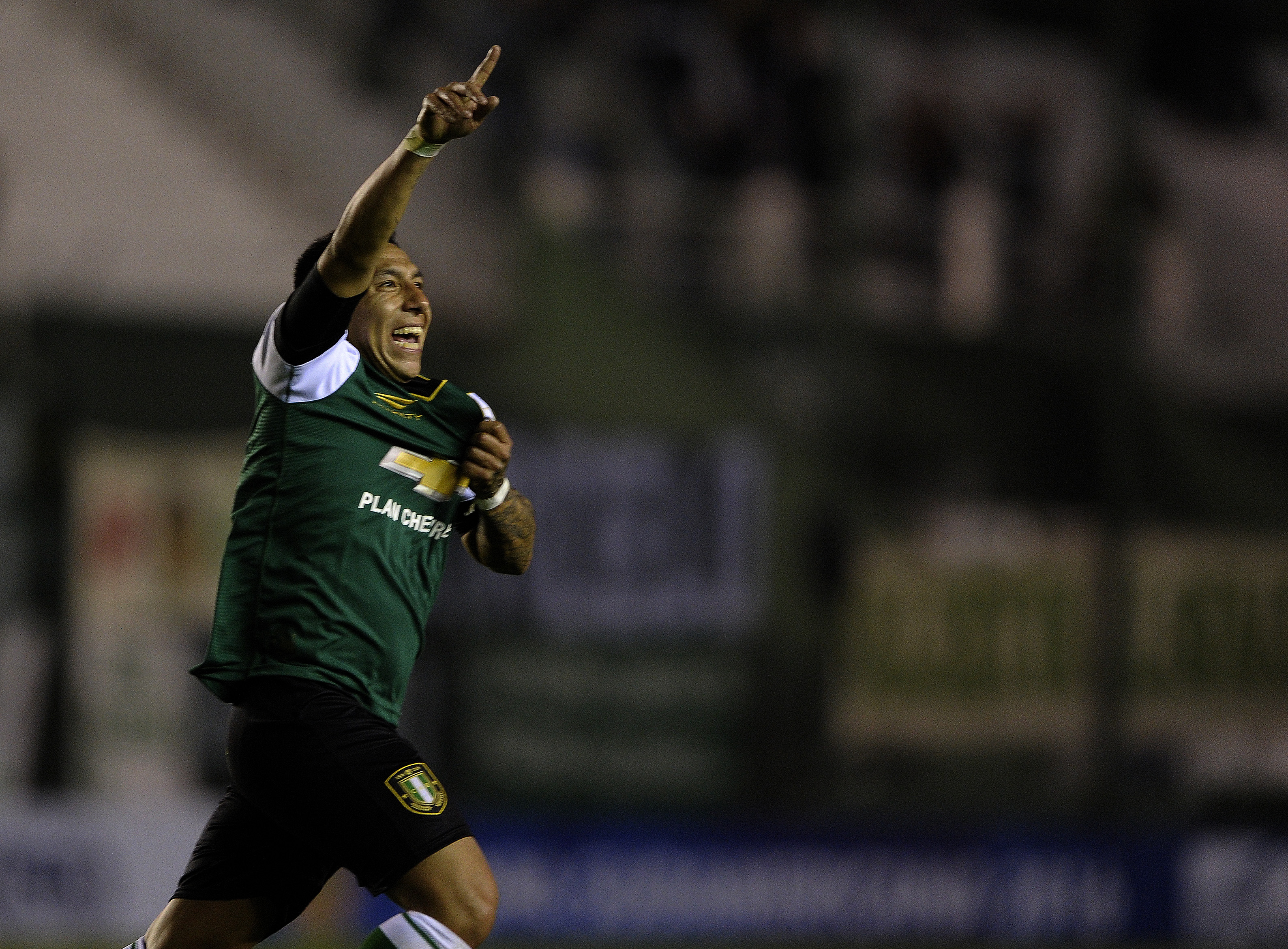 Sarmiento faz o gol da vitória diante dos rivais de Almagro (Foto: Alejandro Pagni/ AFP) 