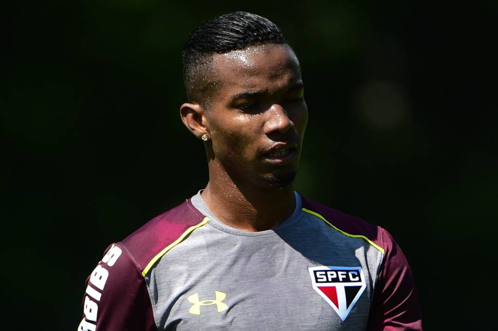 Suspenso contra o Inter, o volante Thiago Mendes volta a ser relacionado para uma partida (Foto: Djalma Vassão/Gazeta Press)