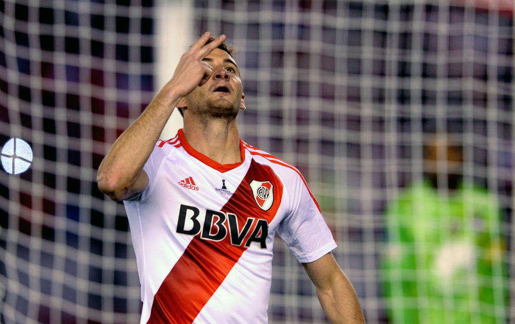 Argentina's River Plate forward Lucas Alario celebrates after scoring the team's second goal against Colombia's Independiente Santa Fe during their Recopa Sudamericana 2016 second leg final football match at the Monumental stadium in Buenos Aires on August 25, 2016. / AFP PHOTO / ALEJANDRO PAGNI