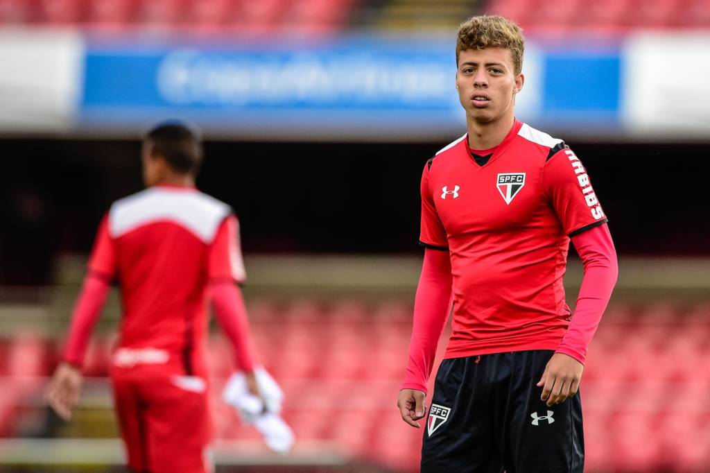 O meia Lucas Fernandes foi submetido à cirurgia no ombro nesta quinta-feira (Foto: Fernando Dantas/Gazeta Press)