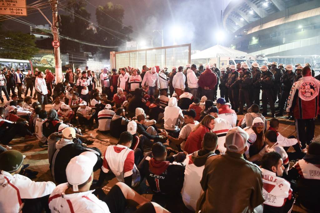 Centenas de torcedores do São Paulo protestaram em frente ao Morumbi após derrota para o Juventude (Foto: Djalma Vassão/Gazeta Press)