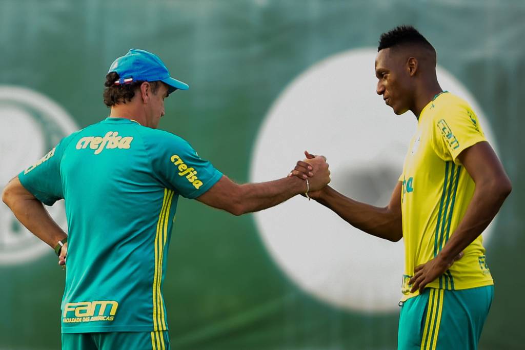 Mina, jogador do Palmeiras, e Cuca durante o treino na Academia de Futebol da Barra Funda, na Zona Oeste da capital paulista. 26/08/2016, Foto: Djalma Vassão/Gazeta Press