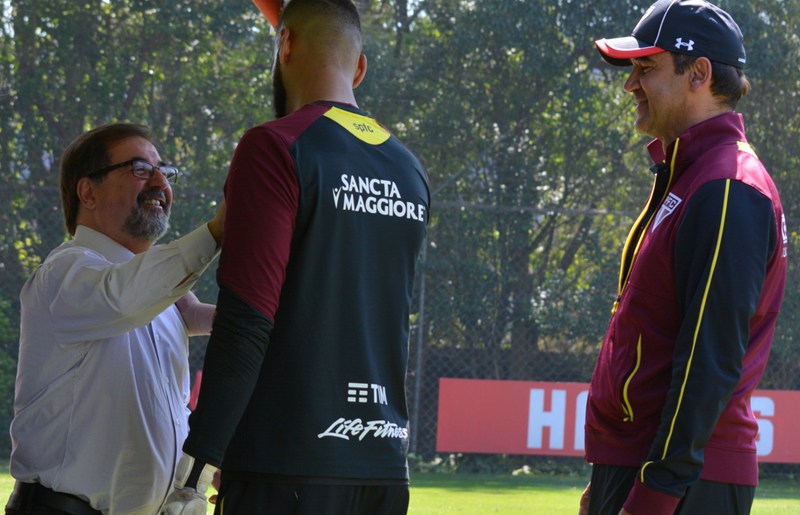 Além de falar com membros da diretoria, Cunha deu atenção especial aos jogadores durante o treino desta sexta (Foto: Ana Luiza Rosa/SPFC)
