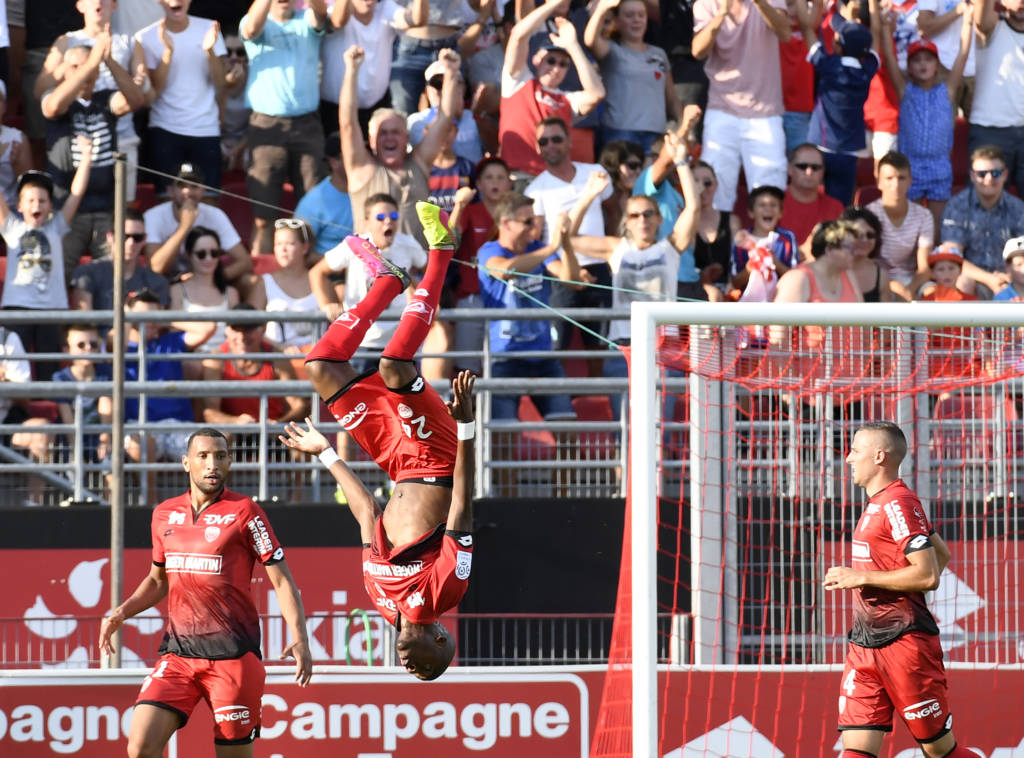 Dijon's French forward Dylan Bahamboula reacts (C) celebrates after scoring during the French L1 football match Dijon FCO against Olympique Lyonnais on August 27, 2016, at the Gaston Gérard stadium in Dijon, eastern France. / AFP PHOTO / PHILIPPE DESMAZES