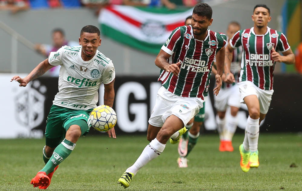 O jogador Gabriel Jesus, da SE Palmeiras, disputa bola com o jogador Gum, do Fluminense FC, durante partida válida pela vigésima segunda rodada, do Campeonato Brasileiro, Série A, no Estádio Mané Garrincha.