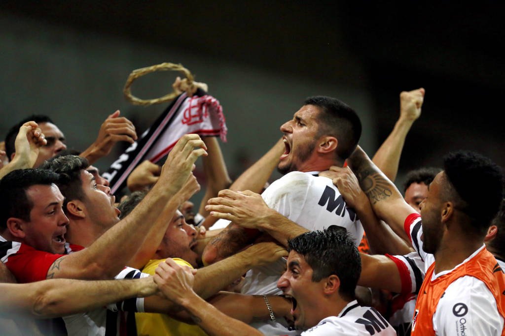Herói improvável, Bruno Moraes celebrou o gol e a classificação com a torcida (foto: Felipe Oliveira/AFP) 