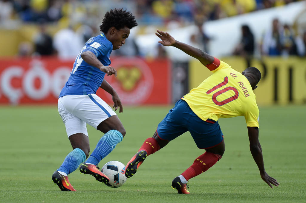 Willian ajudou Coutinho a se destacar por ter cansado Ayoví, segundo Tite (foto: Pedro Martins/AFP)