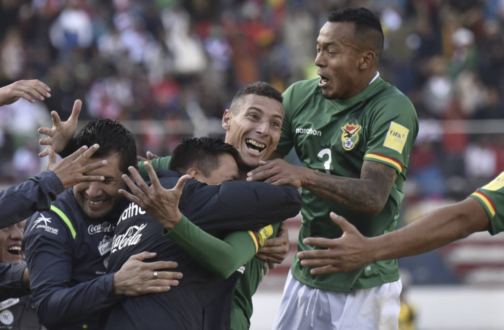 O experiente Pablo Escobar, de 38 anos, abriu a contagem para os bolivianos (Foto: Aizar Raldes/AFP)