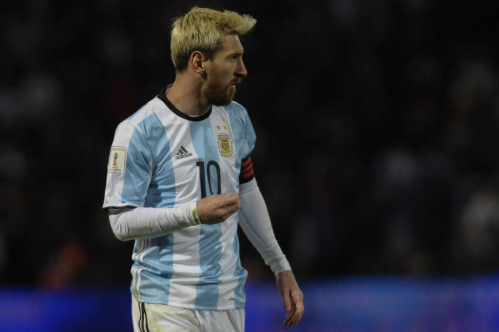 Com dores no púbis, Messi não está confirmado para o próximo compromisso da Argentina, contra a Venezuela (Foto: Andres Larrovere/AFP)