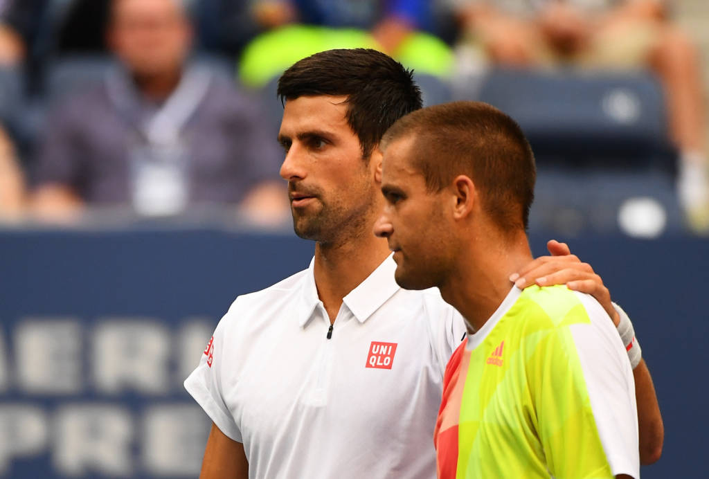 Com dores na coxa, Mikhail Youhzny abandonou duelo com Djokovic ainda no primeiro set (Foto: Alex Goodlett/AFP)