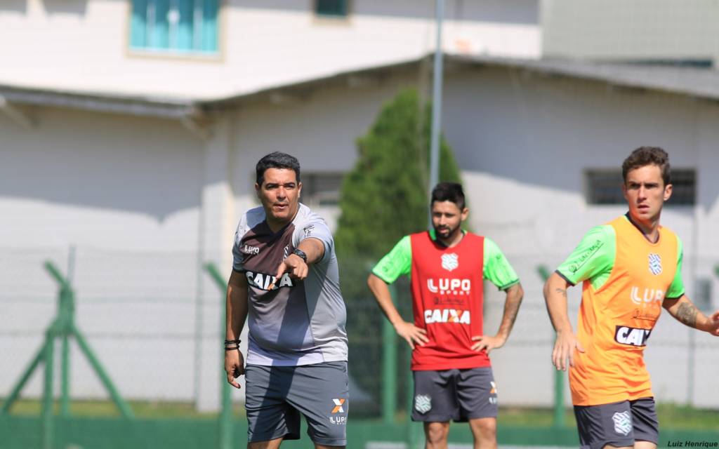 Tuca Guimarães quer sua equipe buscando a vitória fora de casa (Foto: Luiz Henrique/Figueirense)