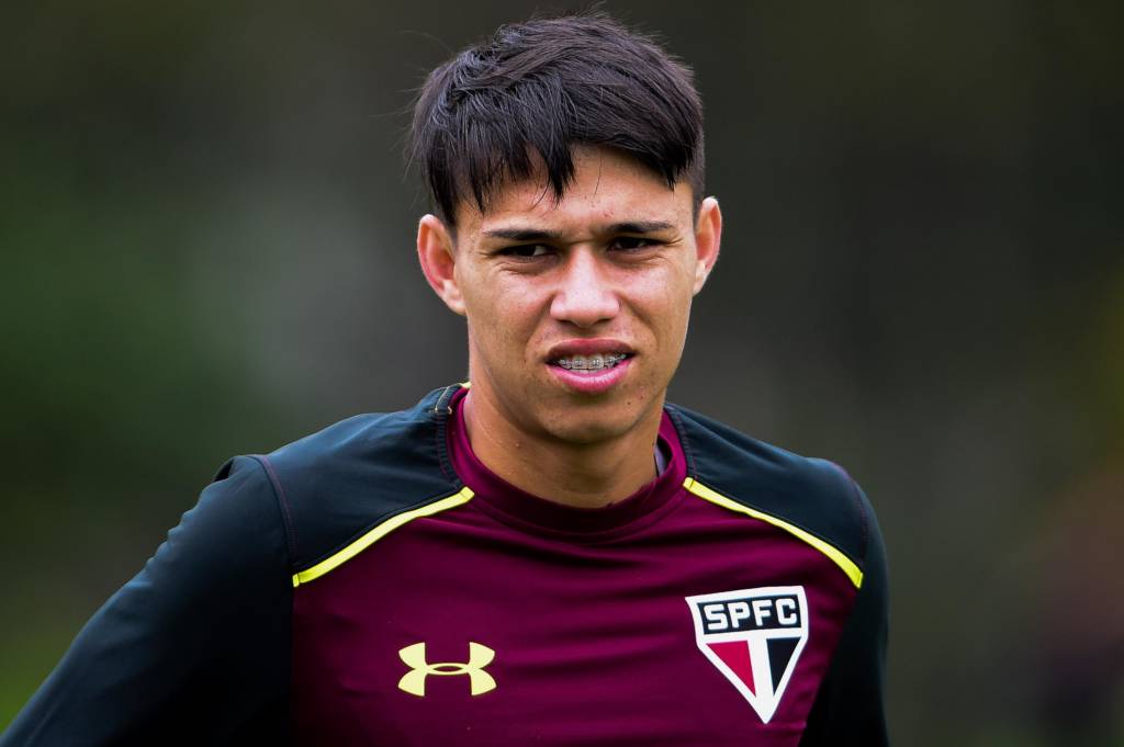 O jovem Luiz Araújo vislumbra iniciar o clássico contra o Verdão entre os titulares (Foto: Djalma Vassão/Gazeta Press)