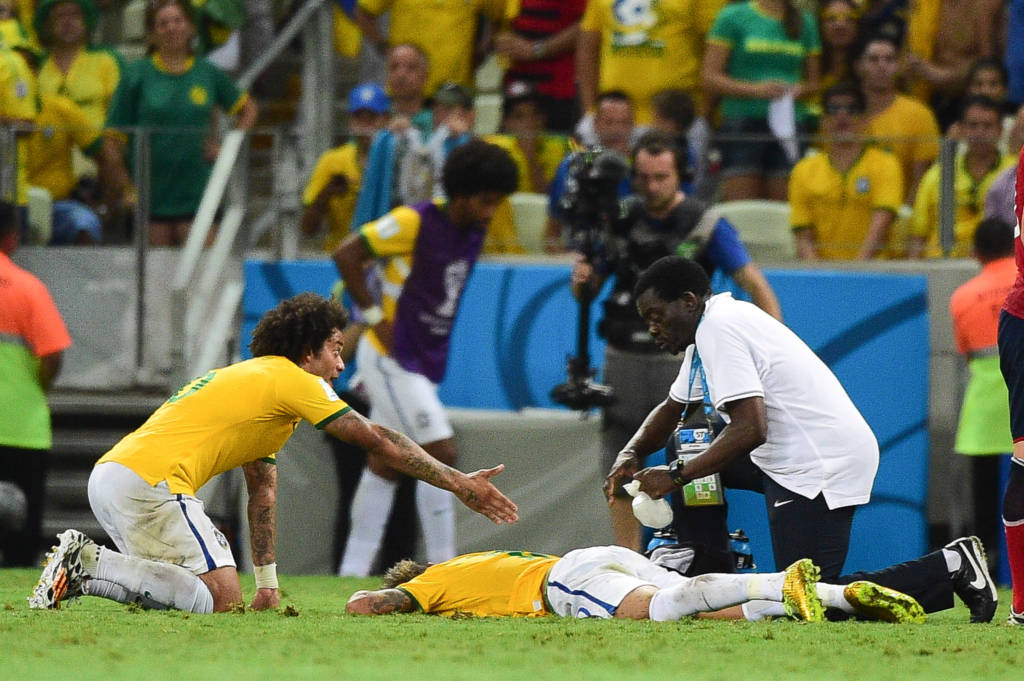 Choque com Zúñiga tirou Neymar da última Copa do Mundo (foto: Sergio Barzaghi/Gazeta Press)
