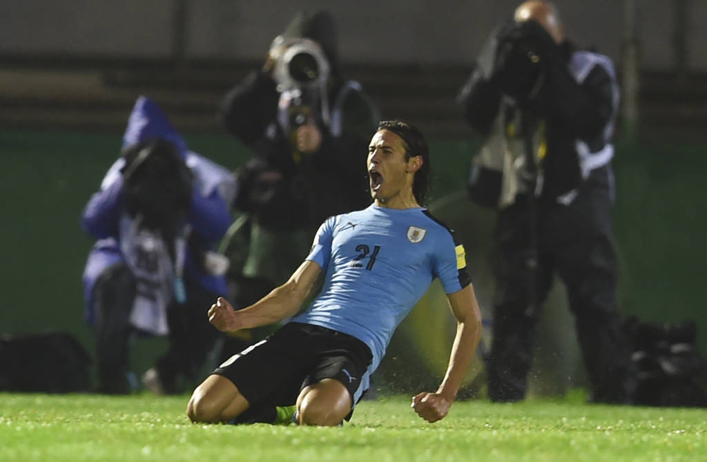 Cavani marcou dois dos quatro gols do Uruguai sobre o Paraguai (foto: Miguel Rojo/AFP)